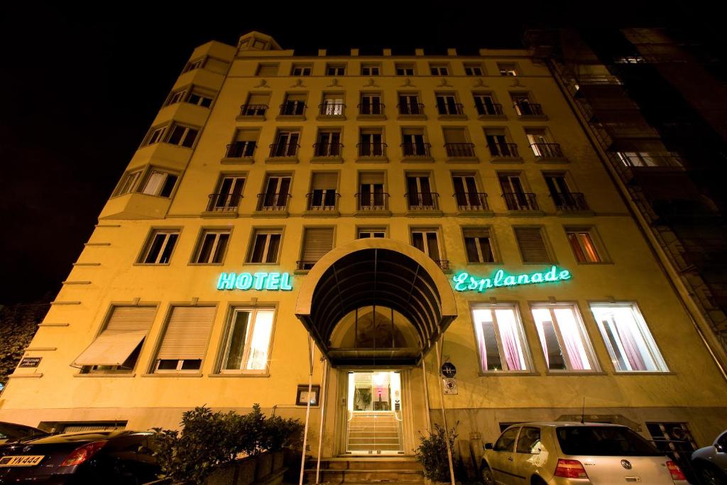 un bâtiment avec un panneau d'hôtel devant lui dans l'établissement Hotel Esplanade, à Strasbourg