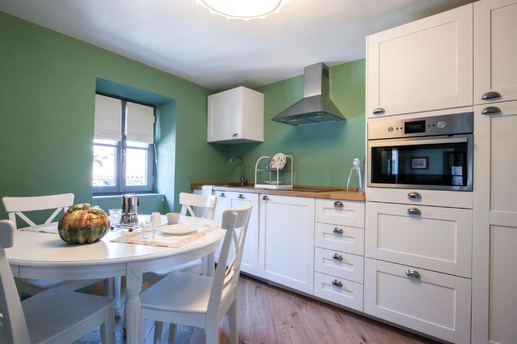 Kuchyňa alebo kuchynka v ubytovaní Isola Bella Apartments - Via Villa 9