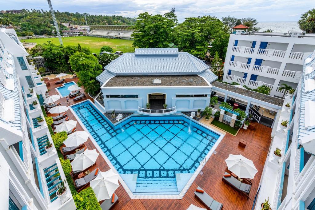 Bazén v ubytování Andaman Seaview, Karon Beach - SHA Plus nebo v jeho okolí