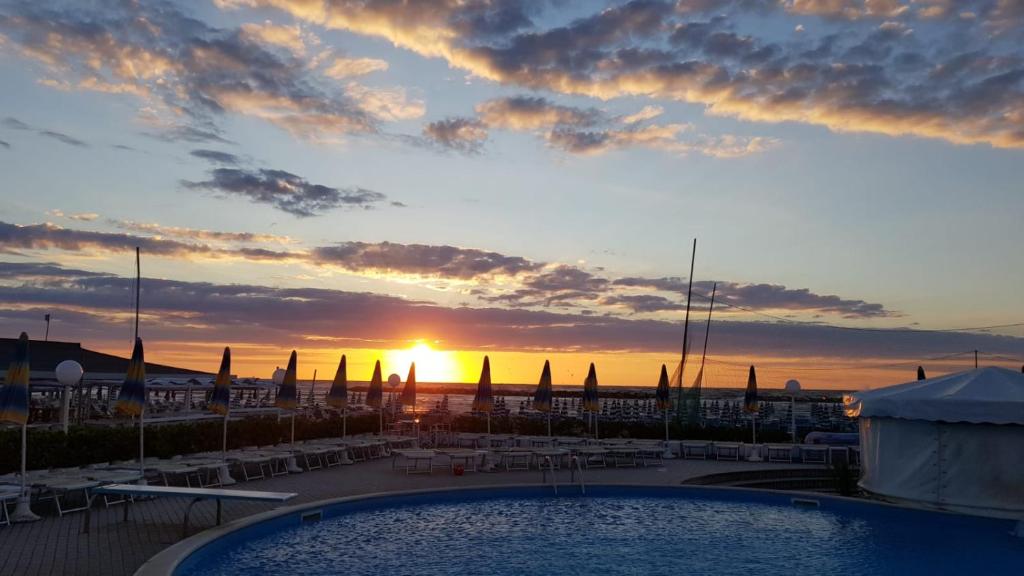 Východ nebo západ slunce při pohledu z hotelu nebo okolí