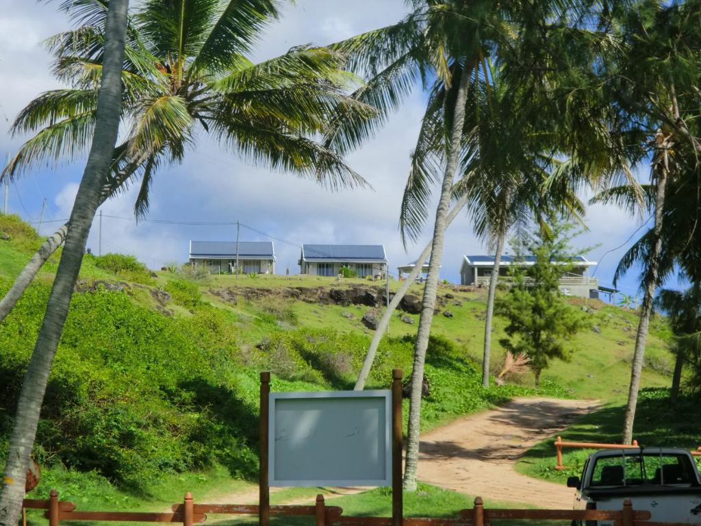 un cartel en un camino de tierra con palmeras en Gite Patriko en Rodrigues Island