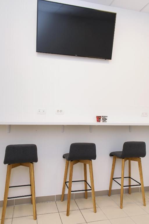 TV a/nebo společenská místnost v ubytování Gravitas Hostel