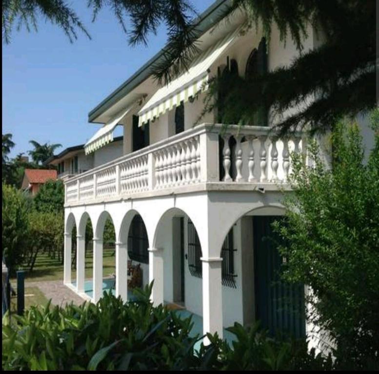 een wit gebouw met een balkon erboven bij Casa del Vigneto in Spinea