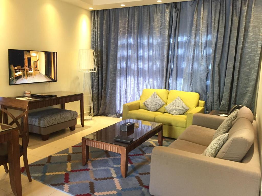 TV a/nebo společenská místnost v ubytování Royal L'azure Resort