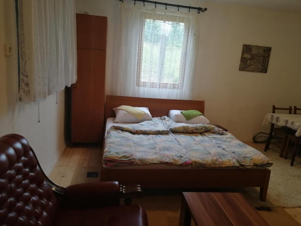 - une chambre avec un lit et une fenêtre dans l'établissement SARAJEVO-ADI APARTMENTS, à Sarajevo