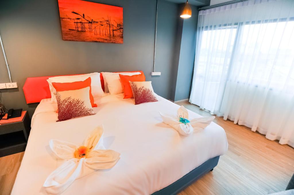 7 Days Premium Hotel Pattaya في جنوب باتايا: غرفة نوم بسرير الانحناء عليه