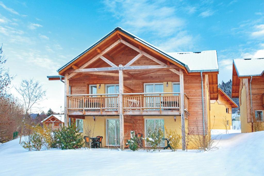 Garden & City Evian - Lugrin في لوجْرا: كابينة خشبية مع سطح في الثلج