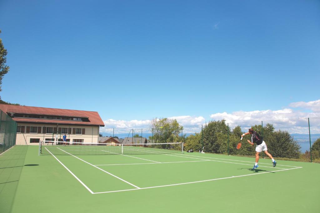 Instalaciones para jugar a tenis o squash en Garden & City Evian - Lugrin o alrededores
