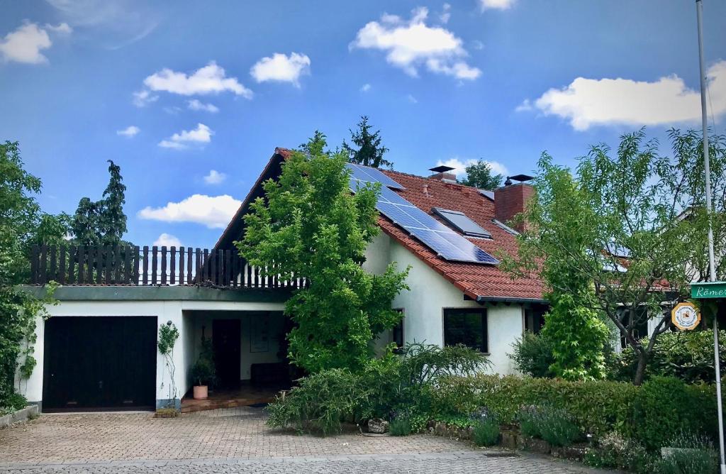 ノイシュタット・アン・デア・ヴァインシュトラーセにあるRömerklauseの屋根に太陽光パネルを敷いた家