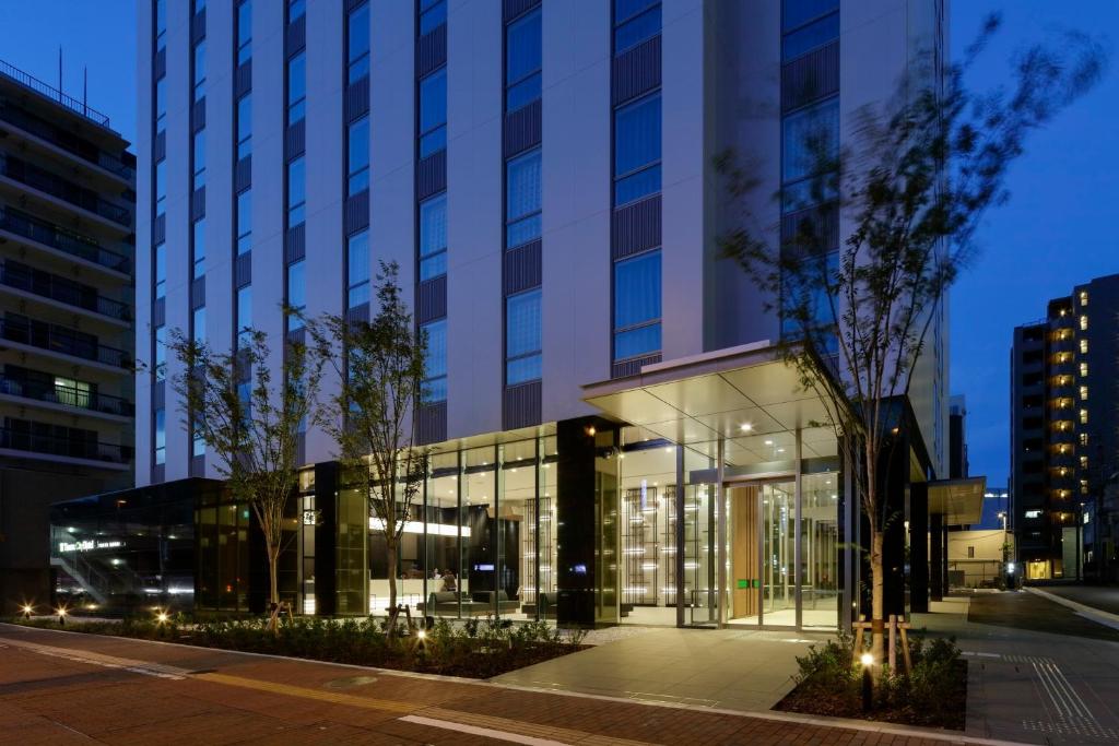 un gran edificio de cristal en una ciudad por la noche en Tmark City Hotel Tokyo Omori en Tokio