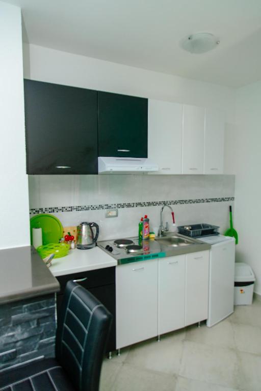 Kuchyň nebo kuchyňský kout v ubytování Apartmani Mozaici