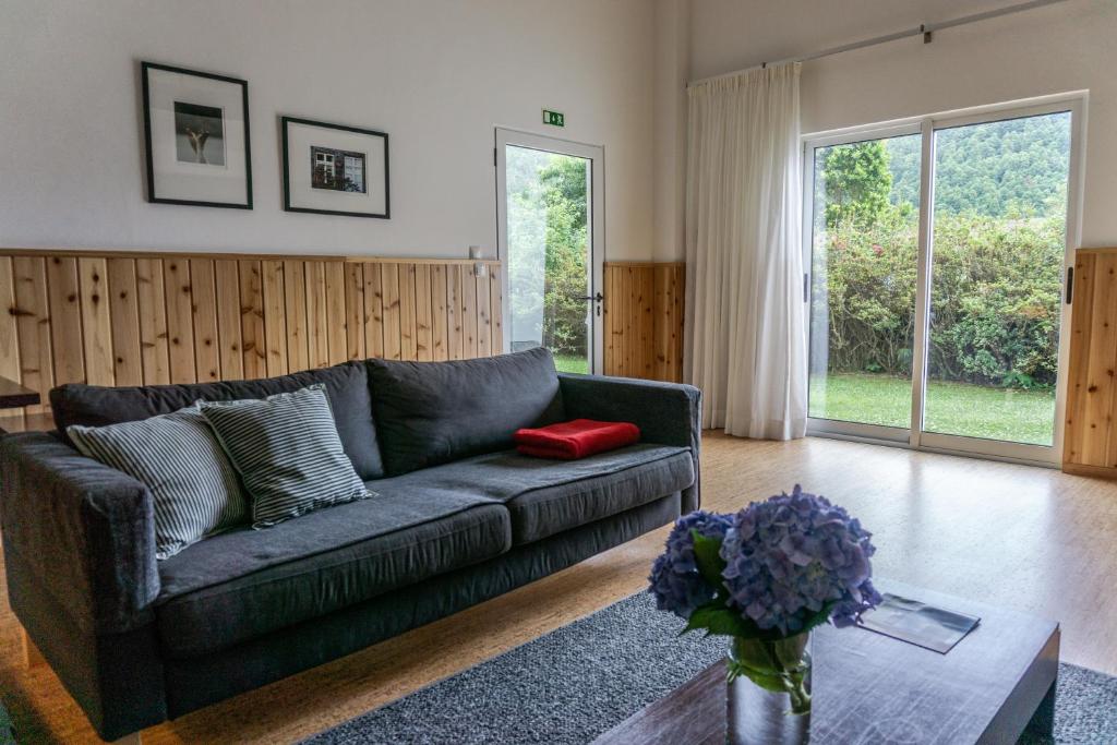 a living room with a couch and a table at Furnas Lake Forest Living in Furnas