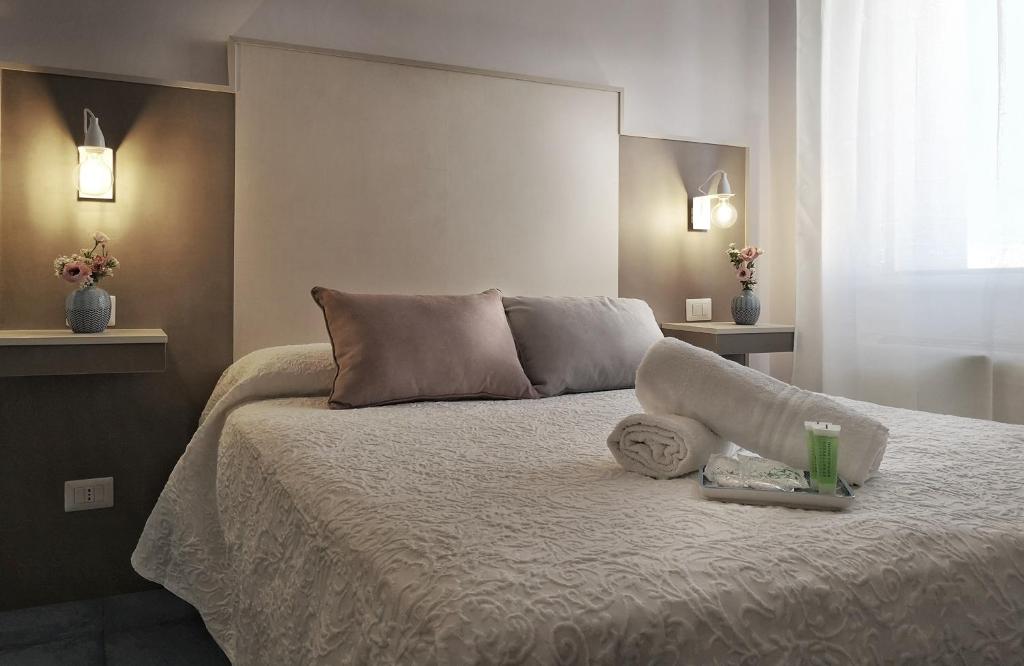 um quarto com uma cama com duas toalhas em A casa di Noemi em Pizzo