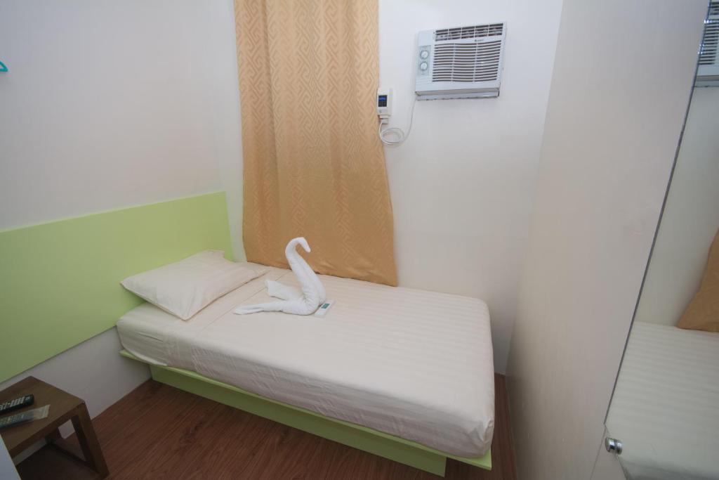 Postel nebo postele na pokoji v ubytování Sulit Budget Hotel near Dgte Airport Citimall