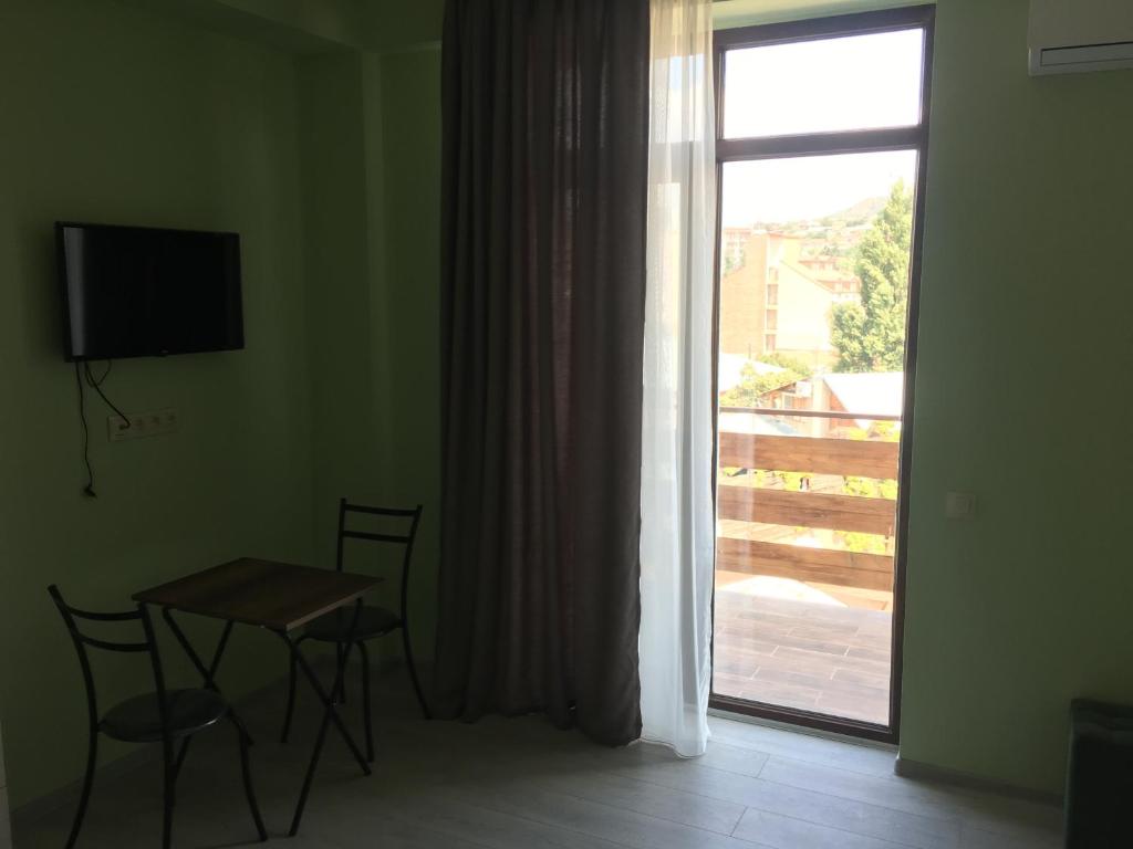 TV a/nebo společenská místnost v ubytování Avlabari Terrace Rooms