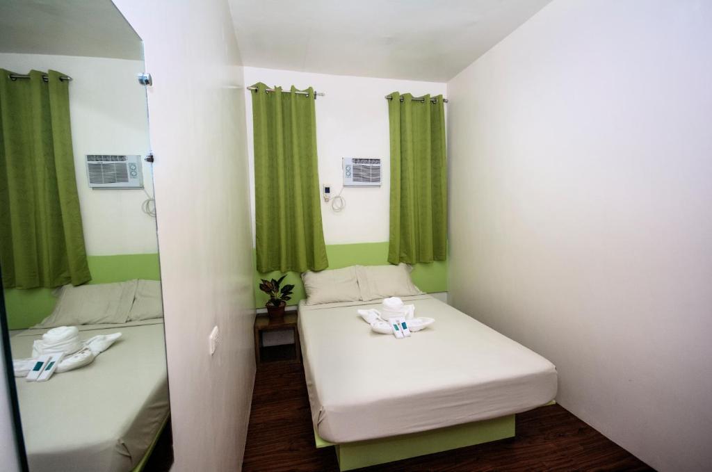 Postel nebo postele na pokoji v ubytování Sulit Budget Hotel near Dgte Airport Citimall