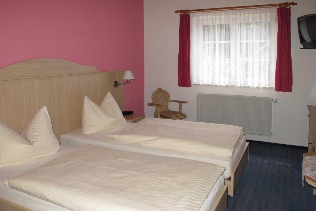 Land-gut-Hotel Zur Lochmühle - Double Room With Separate Bathroom