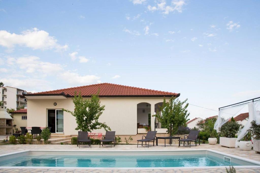 Fotografia z galérie ubytovania Villa Sunny Garden with private heated pool v destinácii Kaštela