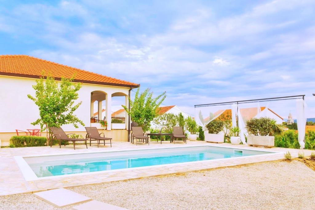 Fotografia z galérie ubytovania Villa Sunny Garden with private heated pool v destinácii Kaštela