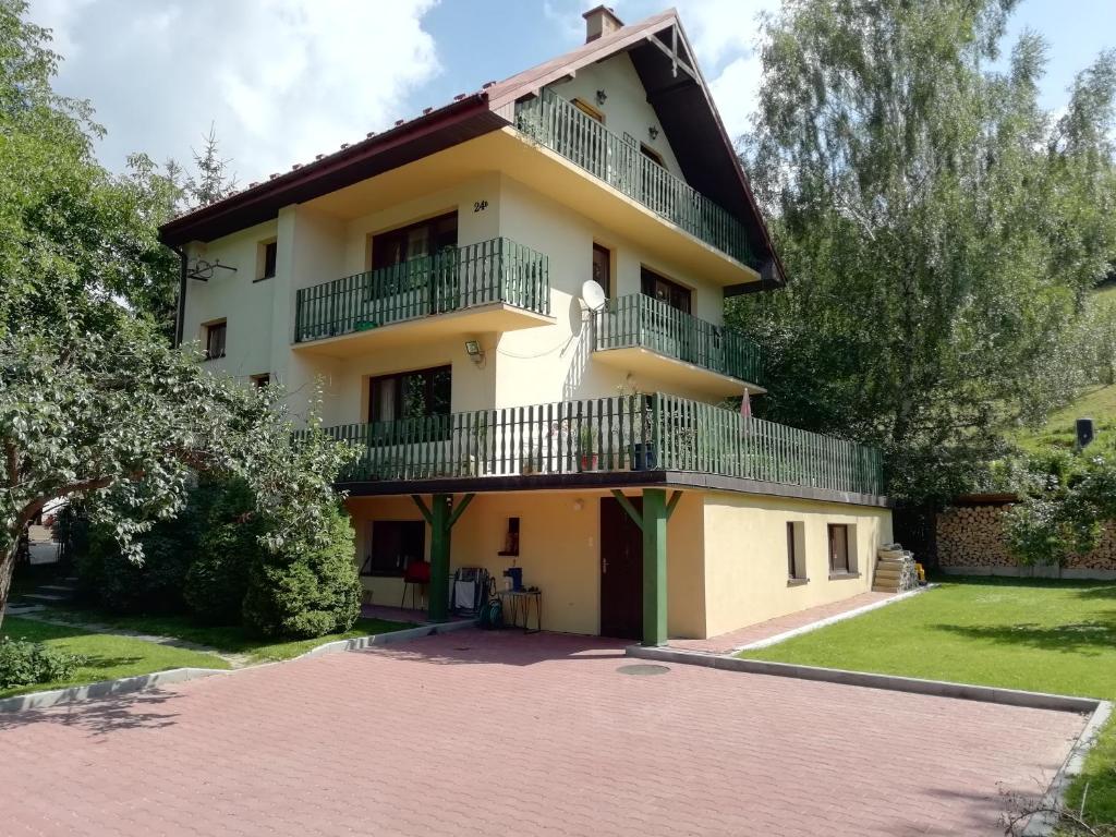 a house with balconies and a driveway at Willa Mirabelka in Piwniczna-Zdrój