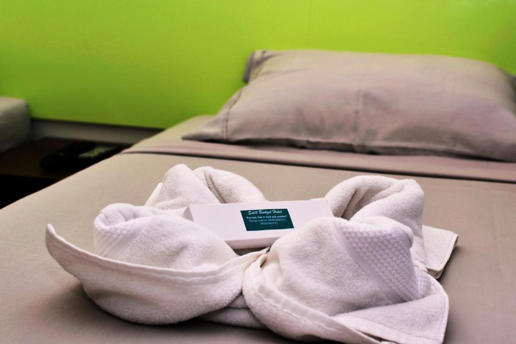 Postel nebo postele na pokoji v ubytování Sulit Budget Hotel near Dgte Airport Citimall