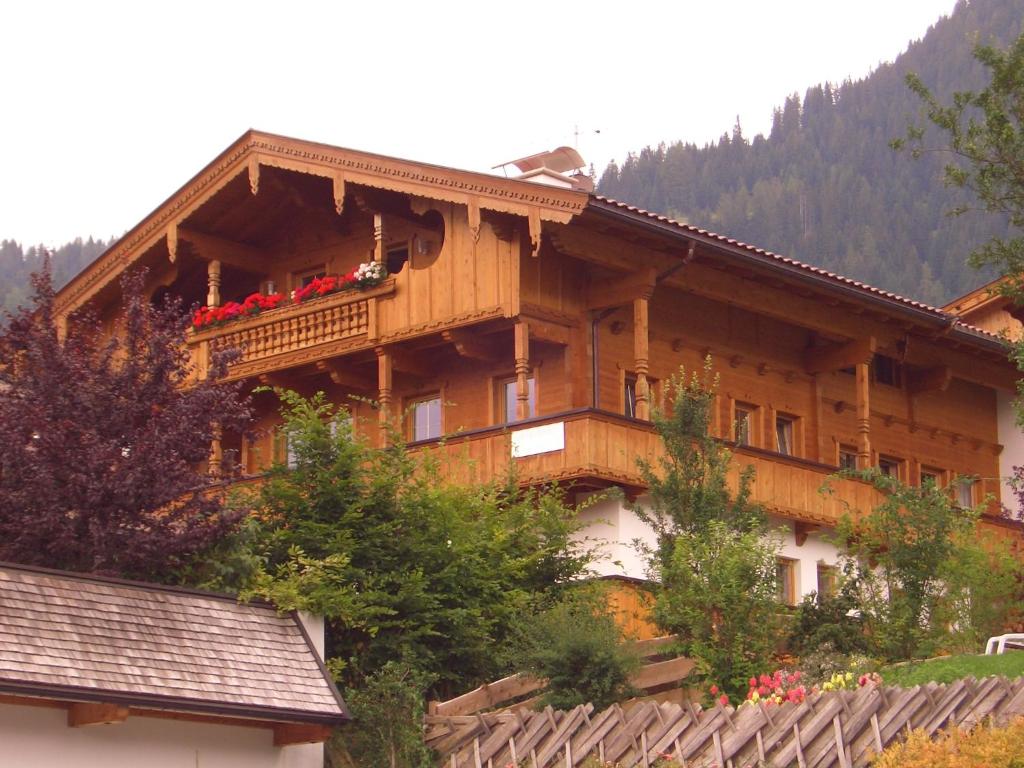 ein großes Holzgebäude mit Blumen auf dem Balkon in der Unterkunft Appartement Alpina in Alpbach