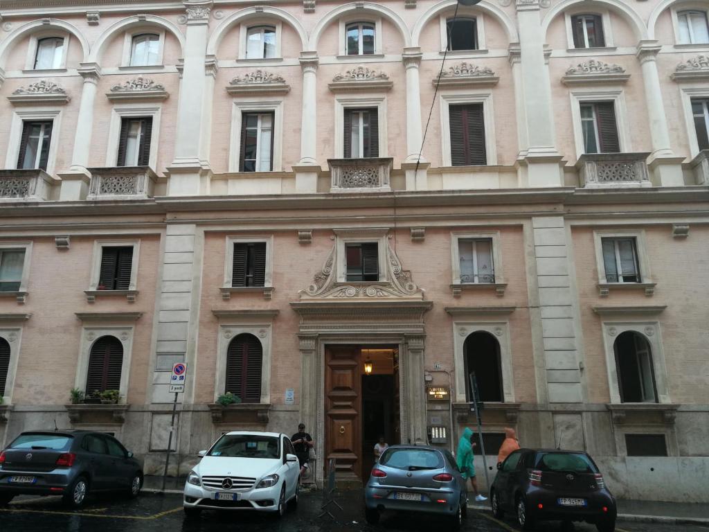 ein großes Gebäude mit davor geparkt in der Unterkunft Garden's Elide in Rom
