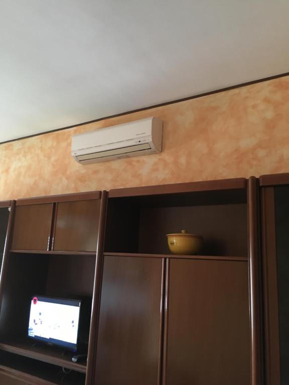TV a/nebo společenská místnost v ubytování Appartamento luminoso