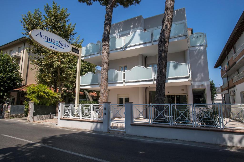 un edificio con un cartel de hotel en Acqua & Sale Hotel, en Cervia