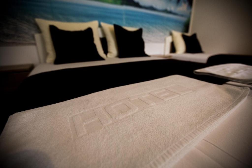 2 Betten in einem Zimmer mit Kissen darauf in der Unterkunft Motel Aura in Mostar