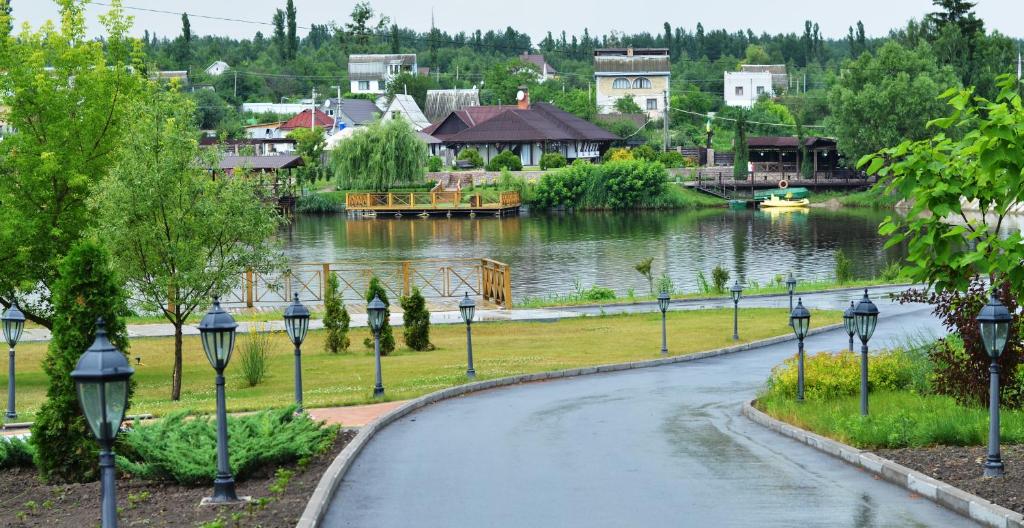 Une route sinueuse dans un parc à côté d'une rivière dans l'établissement FG Dzherelo S, à Malaya Bugayevka