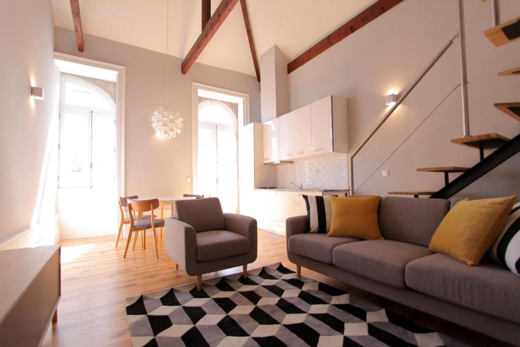 sala de estar con sofá y mesa en Duque de Loulé, en Oporto
