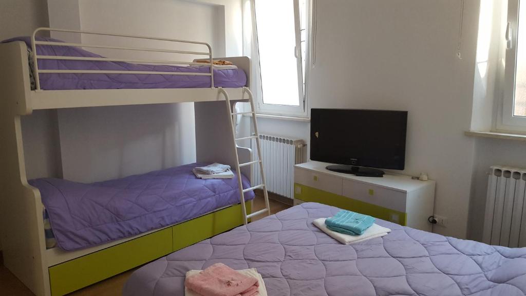 מיטה או מיטות קומותיים בחדר ב-Carlo Mayr Apartment