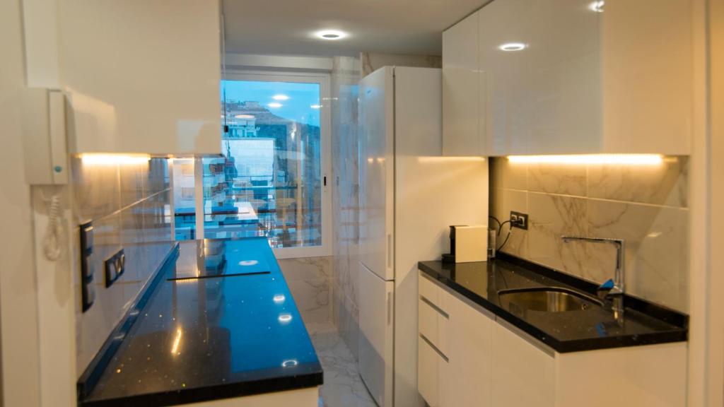 Kuchyňa alebo kuchynka v ubytovaní Apartamentos Panorámicos Don Miguel II