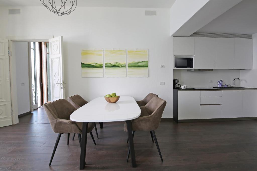 Kuchyň nebo kuchyňský kout v ubytování palazzo barindelli suite verde