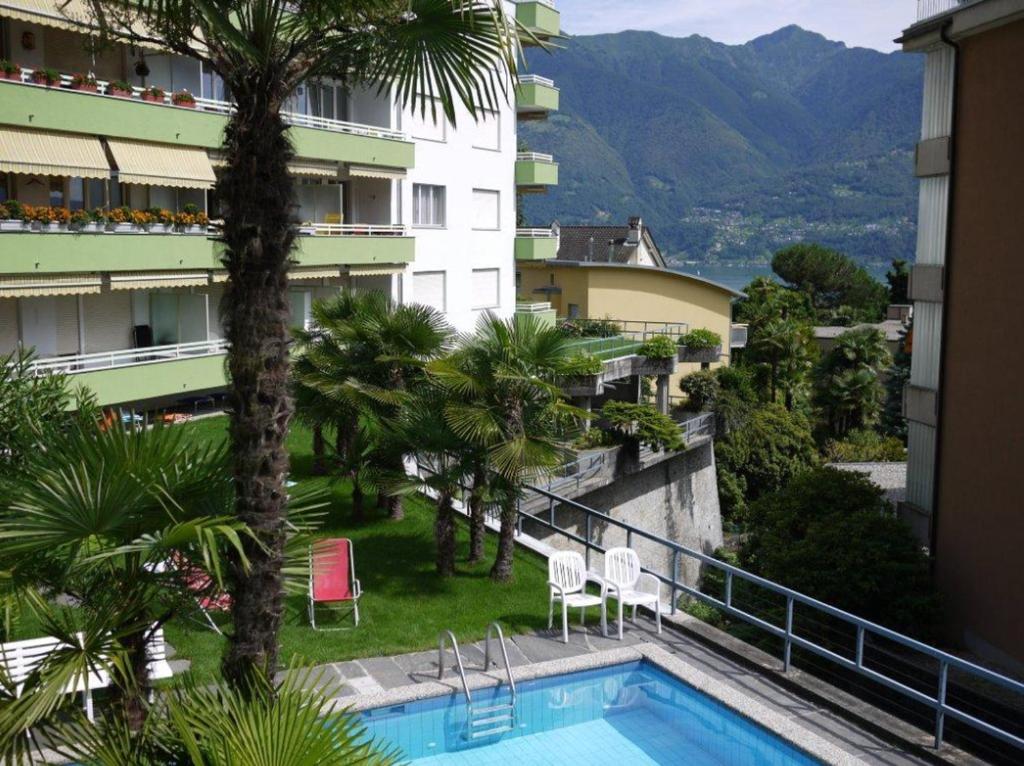 un balcón con piscina y un edificio en Casa Rabissale, en Locarno