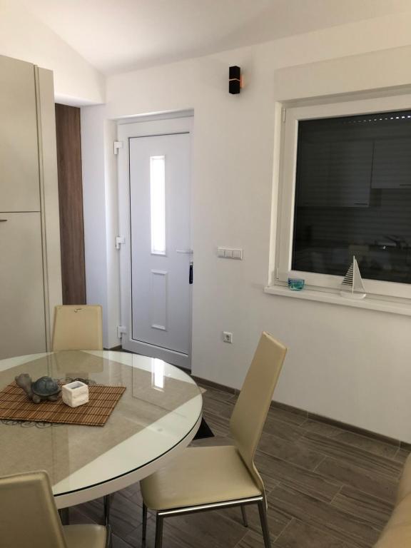 Posedenie v ubytovaní Harmony VIR Luxuriös ausgestattete Ferienwohnung mit 65m2
