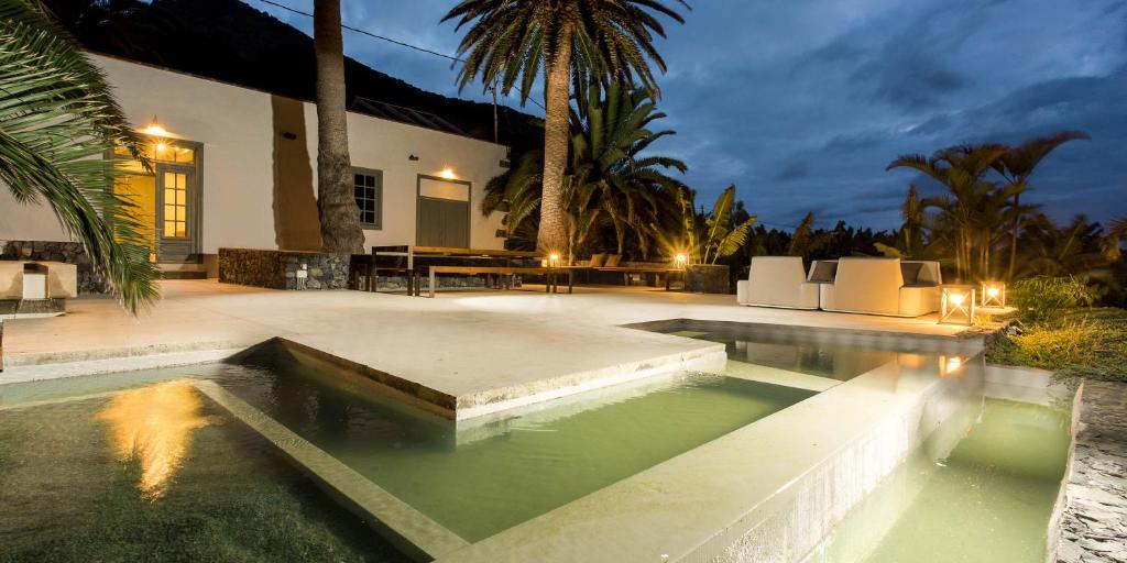 una piscina en medio de una casa en Hacienda El Cardon, en San Juan de la Rambla