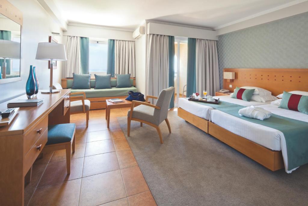 a hotel room with a large bed and a desk at Eurotel Altura in Altura