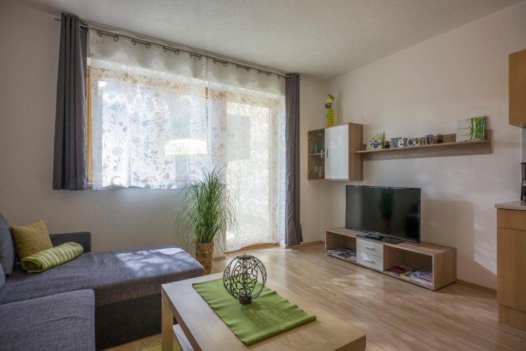 Televízia a/alebo spoločenská miestnosť v ubytovaní Haus Natalie