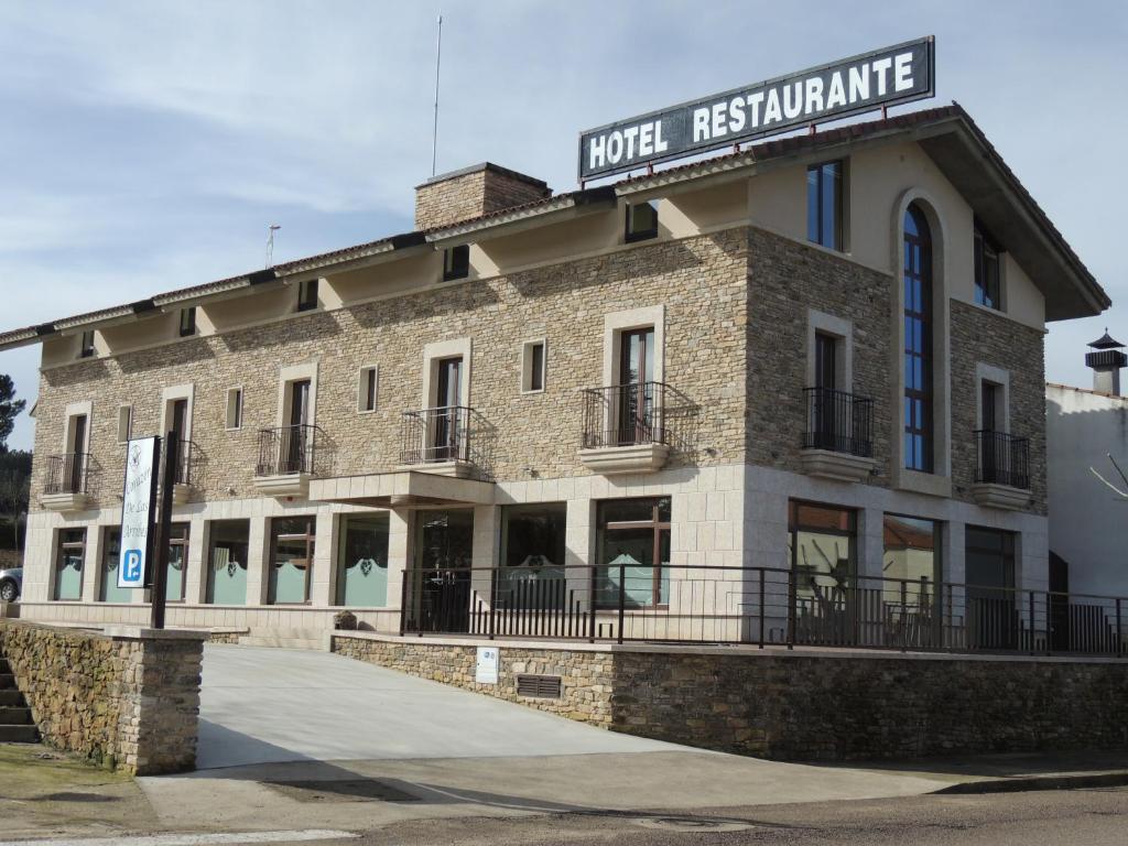 een groot bakstenen gebouw met een bord erop bij Hotel Rural Corazón de las Arribes in Aldeadávila de la Ribera