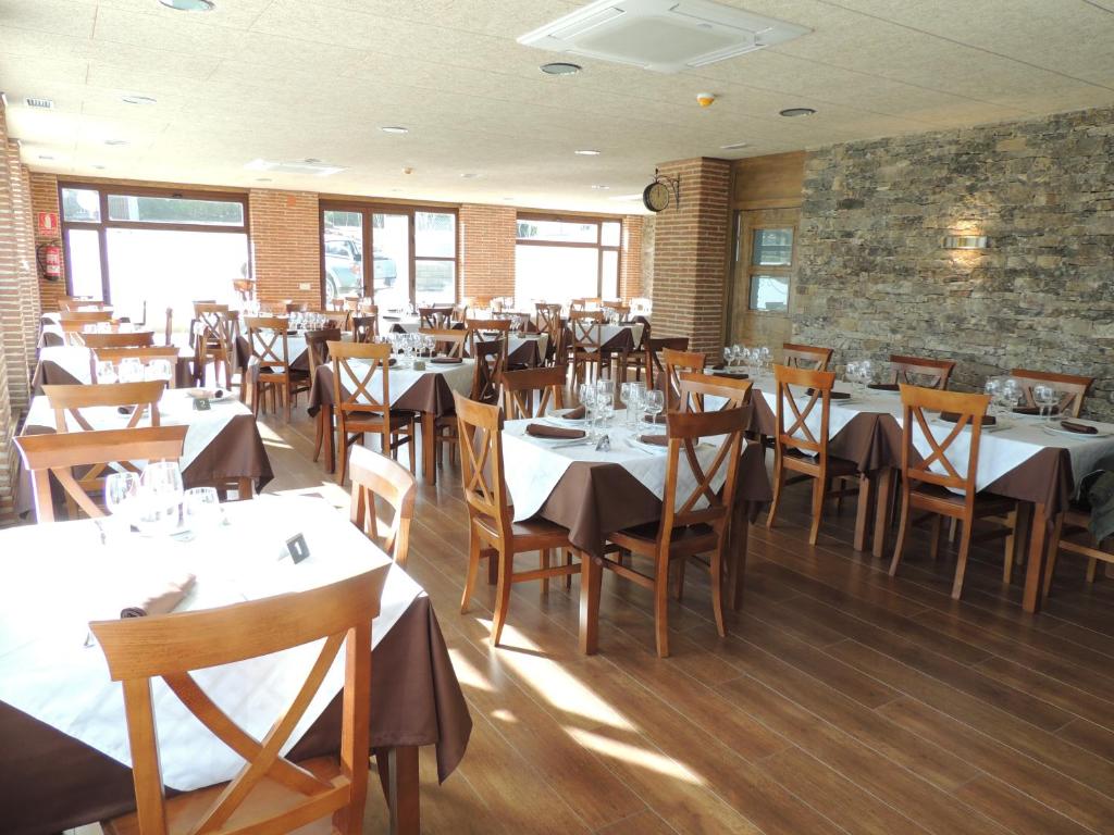un comedor con mesas y sillas en un restaurante en Hotel Rural Corazón de las Arribes, en Aldeadávila de la Ribera
