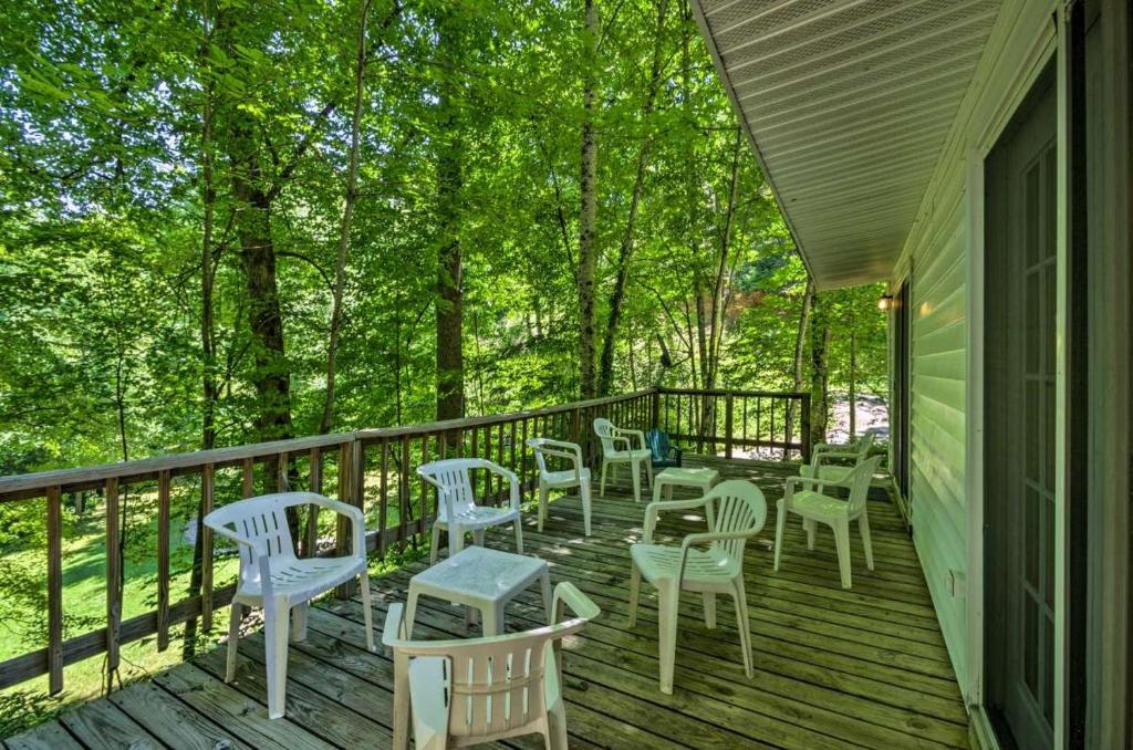 Rõdu või terrass majutusasutuses Nantahala Cabins