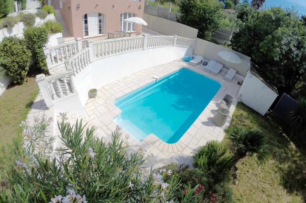 una vista aérea de una piscina en una villa en La Maisonnette du Clos en La Roquette-sur-Siagne