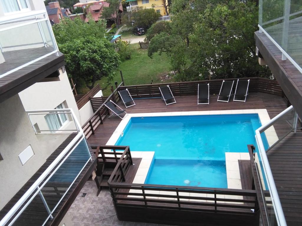 una vista aérea de una piscina en un edificio en Apartamentos Valeria en Valeria del Mar