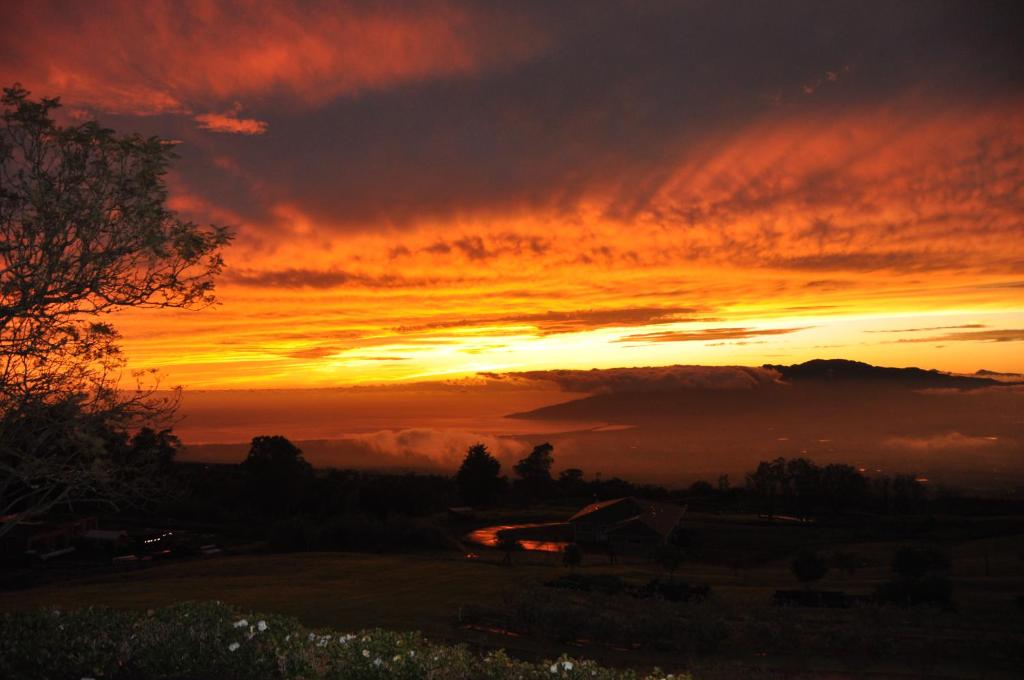 een zonsondergang met zonsondergang in de hemel bij Kula 4200 in Kula