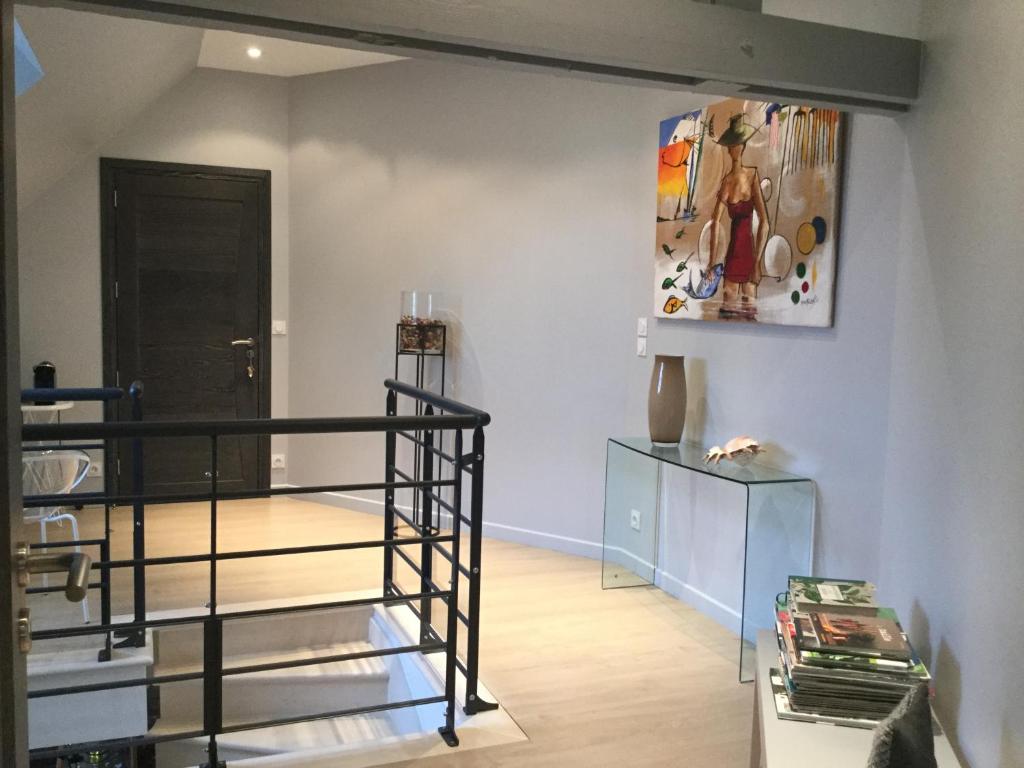 um quarto com escadas e um quadro na parede em Chambres d'Hotes au Pays de Valencay en Berry em Valençay