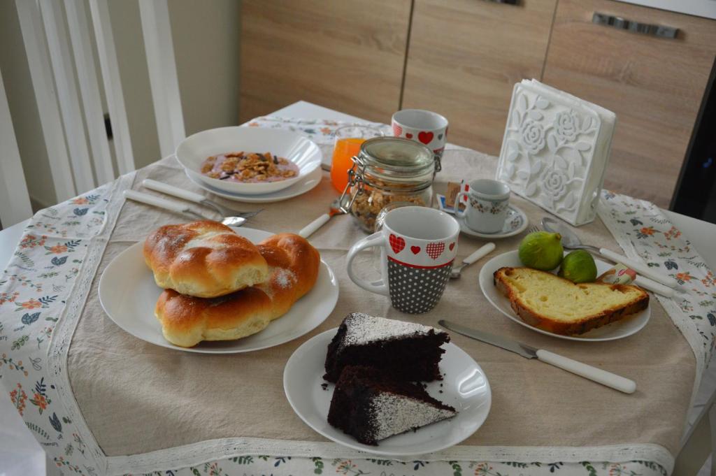 ein Tisch mit Tellern voller Gebäck und Desserts in der Unterkunft B&B La Colomba in Altamura