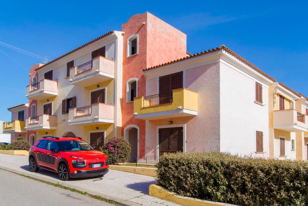 サンタ・テレーザ・ガッルーラにあるCalipsoの建物前に停車する赤い車