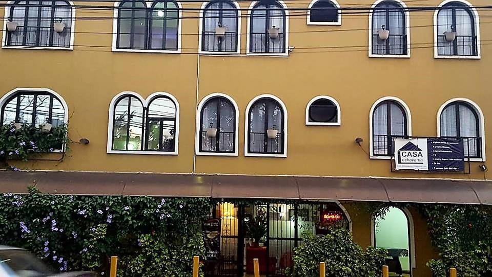 un edificio amarillo con ventanas y un cartel en él en Casa Echavarria, en San José